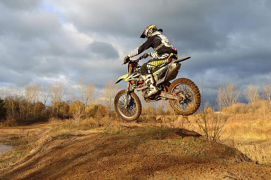 What is a hydraulic clutch on a dirt bike?